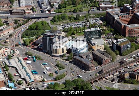 Vista aerea della zona di Quarry Hill, Leeds intorno a St Peters Square, con Playhouse, Skyline Apartments, BBC, Aagrah, Northern Ballet, Conservatorio Foto Stock