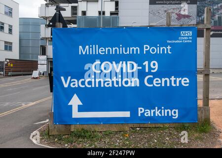 Grandi cartelli blu per il Covid-19 Vaccination Centre al Millennium Point di Birmingham, Regno Unito Foto Stock