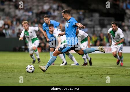 10 marzo 2021; Netstrata Jubilee Stadium, Sydney, nuovo Galles del Sud, Australia; A League Football, Sydney Football Club contro Western United; Bobo di Sydney saluta e segna dal punto di penalità per renderlo 1-0 nel 18 minuti di credito: Action Plus Sports Images/Alamy Live News Foto Stock