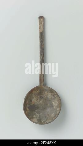 Lepel ha incontrato ronde bak en een zeszijdige steel.Spoon con secchio rotondo e una torta più rattest al fondo. Stelo diritto a sezione esagonale. Dotato di marchio di qualità. Foto Stock