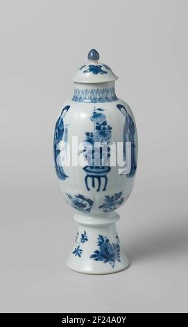 Vaso ricoperto ovoide con Signore cinesi, spray di fiori e vasi.tappo di coperchio in porcellana a forma di uovo a piede alto con ispessimento anulare, verniciato in blu sottmalto. Sulla parete sei scomparti modellati con una signora cinese (pidocchi lunghi) o un vaso di fiori (loto, crisantemo); sotto sei scomparti modellati più piccoli con varietà di fiori e frutta; il piede con un fiore e fruttak; sul collo una fascia con motivo Meander sopra la quale foglie appuntite. Blu Bianco. Foto Stock