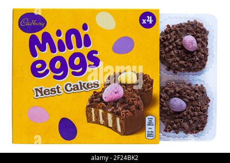 Scatola di uova Cadbury Mini torte Nest aperto per mostrare contenuto isolato su sfondo bianco Foto Stock