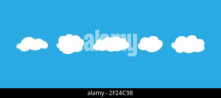 Nuvole bianche disegnate a mano su sfondo blu. Illustrazione vettoriale EPS 10 Illustrazione Vettoriale