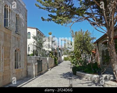 Case e giardini nel quartiere Yemin Moshe a Gerusalemme Foto Stock