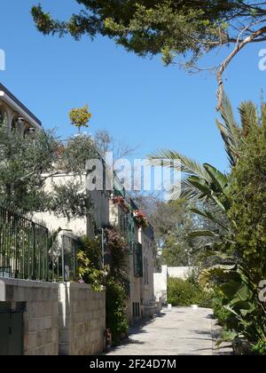 Case e giardini nel quartiere Yemin Moshe a Gerusalemme Foto Stock