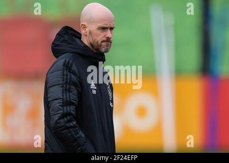 AMSTERDAM, PAESI BASSI - MARZO 10: Allenatore/allenatore Erik ten Hag di Ajax durante una sessione di allenamento prima della partita contro i giovani ragazzi a De Toekomst il 10 marzo 2021 ad Amsterdam, Paesi Bassi (Foto di Gerrit van Keulen/Orange Pictures) Foto Stock