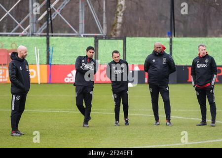 AMSTERDAM, PAESI BASSI - MARZO 10: Formatore Erik ten Hag di Ajax, assistente formatore Michael Reiziger di Ajax, assistente formatore Gerald Vanenburg di Ajax, assistente formatore Winston Bogarde di Ajax, Allenatore di portiere Anton Scheutjens di Ajax durante una sessione di allenamento prima della partita contro i giovani ragazzi a De Toekomst il 10 marzo 2021 ad Amsterdam, Paesi Bassi (Foto di Gerrit van Keulen/Orange Pictures) Foto Stock