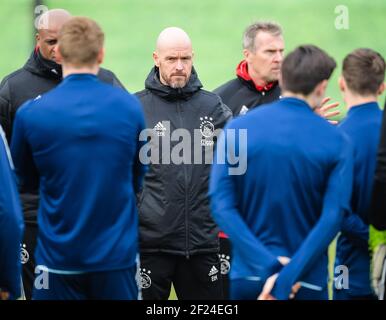 AMSTERDAM, PAESI BASSI - MARZO 10: Allenatore/allenatore Erik ten Hag di Ajax durante una sessione di allenamento prima della partita contro i giovani ragazzi a De Toekomst il 10 marzo 2021 ad Amsterdam, Paesi Bassi (Foto di Gerrit van Keulen/Orange Pictures) Foto Stock