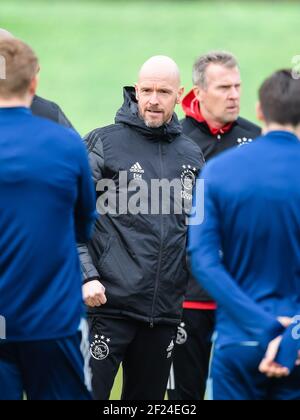 AMSTERDAM, PAESI BASSI - MARZO 10: Allenatore/allenatore Erik ten Hag di Ajax durante una sessione di allenamento prima della partita contro i giovani ragazzi a De Toekomst il 10 marzo 2021 ad Amsterdam, Paesi Bassi (Foto di Gerrit van Keulen/Orange Pictures) Foto Stock