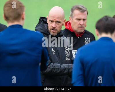 AMSTERDAM, PAESI BASSI - MARZO 10: Allenatore/allenatore Erik ten Hag di Ajax durante una sessione di allenamento prima della partita contro i giovani ragazzi a De Toekomst il 10 marzo 2021 ad Amsterdam, Paesi Bassi (Foto di Gerrit van Keulen/Orange Pictures) Foto Stock