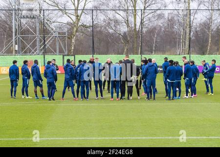 AMSTERDAM, PAESI BASSI - MARZO 10: Trainer / allenatore Erik ten Hag di Ajax (m) dà istruzioni ai giocatori di Ajax durante una sessione di allenamento prima della partita contro i giovani ragazzi a De Toekomst il 10 marzo 2021 ad Amsterdam, Paesi Bassi (Foto di Gerrit van Keulen/Orange Pictures) Foto Stock