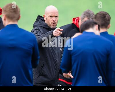 AMSTERDAM, PAESI BASSI - MARZO 10: Allenatore/allenatore Erik ten Hag di Ajax durante una sessione di allenamento prima della partita contro i giovani ragazzi a De Toekomst il 10 marzo 2021 ad Amsterdam, Paesi Bassi (Foto di Gerrit van Keulen/Orange Pictures) Foto Stock