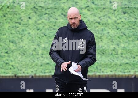 AMSTERDAM, PAESI BASSI - MARZO 10: Allenatore/allenatore Erik ten Hag di Ajax durante una sessione di allenamento prima della partita contro i giovani ragazzi a De Toekomst il 10 marzo 2021 ad Amsterdam, Paesi Bassi (Foto di Gerrit van Keulen/Orange Pictures) Foto Stock