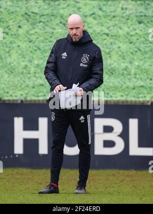 AMSTERDAM, PAESI BASSI - MARZO 10: Allenatore/allenatore Erik ten Hag di Ajax durante una sessione di allenamento prima della partita contro i giovani ragazzi a De Toekomst il 10 marzo 2021 ad Amsterdam, Paesi Bassi (Foto di Gerrit van Keulen/Orange Pictures) Foto Stock