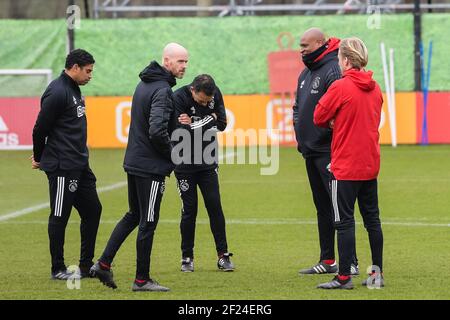 AMSTERDAM, PAESI BASSI - MARZO 10: assistente formatore Michael Reiziger di Ajax, formatore/allenatore Erik ten Hag di Ajax, assistente formatore Gerald Vanenburg di Ajax, assistente formatore Winston Bogarde di Ajax, assistente allenatore Christian Poulsen di Ajax durante una sessione di allenamento prima della partita contro i giovani ragazzi a De Toekomst il 10 marzo 2021 ad Amsterdam, Paesi Bassi (Foto di Gerrit van Keulen/Orange Pictures) Foto Stock