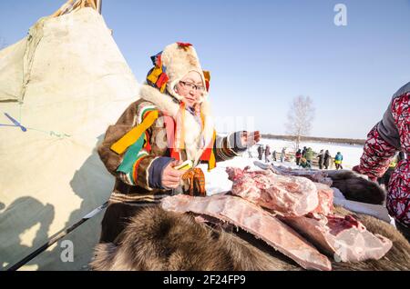 Marzo 2021 - Golubino. I Nenets vendono pelli di cervo e carne. Russia, regione di Arkhangelsk Foto Stock