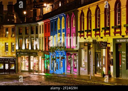 West Bow e Victoria Street nel cuore del centro storico Edimburgo ospita numerosi negozi indipendenti specializzati e colorati Foto Stock