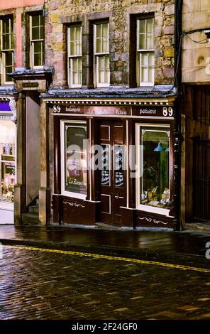 West Bow e Victoria Street nel cuore del centro storico Edimburgo ospita numerosi negozi indipendenti specializzati e colorati Foto Stock