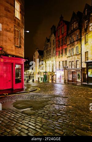 West Bow e Victoria Street nel cuore del centro storico Edimburgo ospita numerosi negozi indipendenti specializzati e colorati Foto Stock