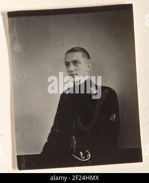 Portret van een lid van de WA; NSB.Ritratto di un membro del WA. Sul suo collare un distintivo con due stelle: Compagno, un rango basso. Alla sua manica destra, il Wolfsangel (simbolo WA) e intorno al petto un Nestel: Adjutant. Barehead. Foto Stock
