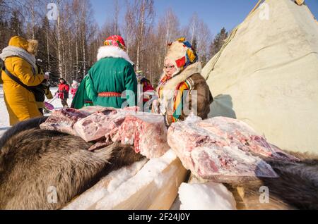 Marzo 2021 - Golubino. I Nenets vendono pelli di cervo e carne. Russia, regione di Arkhangelsk Foto Stock