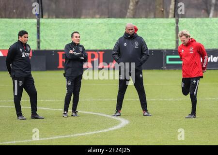 AMSTERDAM, PAESI BASSI - MARZO 10: assistente formatore Michael Reiziger di Ajax, assistente formatore Gerald Vanenburg di Ajax, assistente formatore Winston Bogarde di Ajax, assistente formatore Christian Poulsen di Ajax durante una sessione di formazione prima della partita contro i giovani ragazzi a De Toekomst il 10 marzo 2021 ad Amsterdam, Paesi Bassi (Foto di Gerrit van Keulen/Orange Pictures) Foto Stock