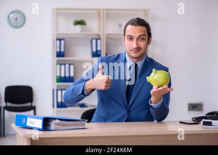 Giovane maschio dipendente nel bilancio il concetto di pianificazione Foto Stock