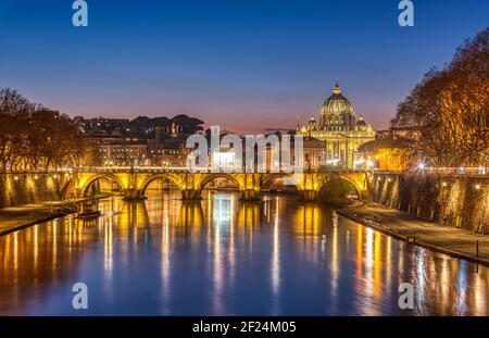 Il fiume Tevere e la Basilica di San Pietro nella Città del Vaticano, in Italia, al crepuscolo Foto Stock