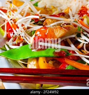 Pollo fritto dolce e affoltito con verdure Foto Stock