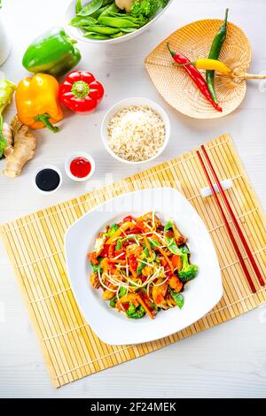 Pollo dolce e salato con riso e verdure Foto Stock