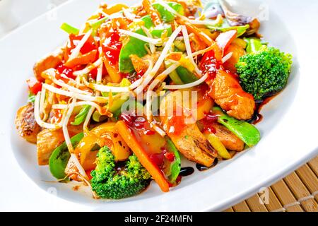 Pollo dolce e salato con riso e verdure Foto Stock