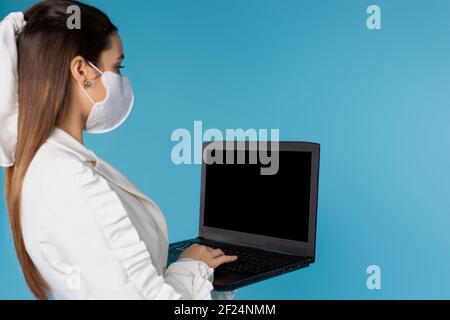 Vista su spalla datore di lavoro ascoltare candidato a colloquio di lavoro online utilizzare la camma e il pc con simulazione di spazio. Per prevenire la diffusione del coronavirus covid-19 Foto Stock