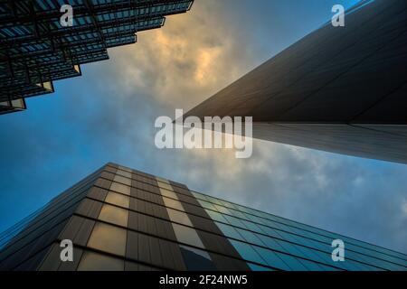 Guardando tra gli edifici alti di London Bridge City, South Bank, Londra Foto Stock
