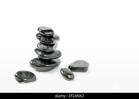 pietre nere bilanciate isolate su bianco Foto Stock