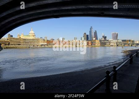 Londra, Inghilterra, Regno Unito. La città di Londra e il Tamigi visto da sotto il ponte Blackfriars sulla South Bank Foto Stock