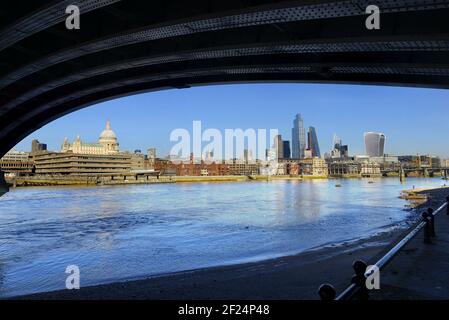 Londra, Inghilterra, Regno Unito. La città di Londra e il Tamigi visto da sotto il ponte Blackfriars sulla South Bank Foto Stock