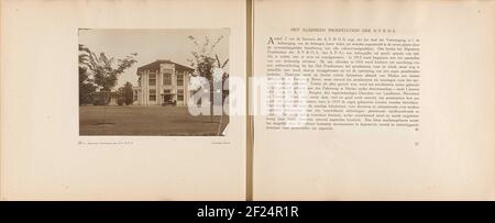 Pagina 20 it 21 van Fotoboek van de Algemeene Vereeniging van Rubberplanters ter Oostkust van Sumatra (A.V.R.O.S.).due pagine di libri con link UNA foto della Stazione di prova Generale dell'Associazione Generale delle piante di gomma della Costa Est di Sumatra (A.V.R.O.S.) a Kampong Baroe e sulla giusta informazione questa organizzazione. Parte dell'album fotografico dell'Unione generale delle piantatrici di gomma sulla costa orientale di Sumatra (A.R.O.S.). Foto Stock