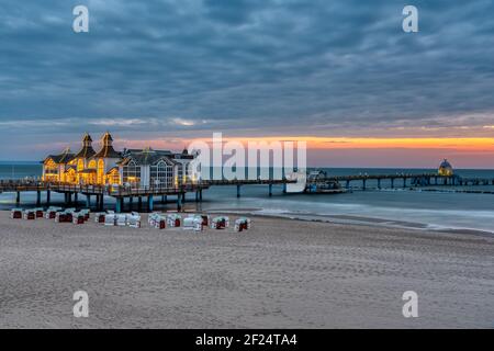 La mattina presto al bel mare del Molo di Sellin sull isola di Ruegen, Germania Foto Stock