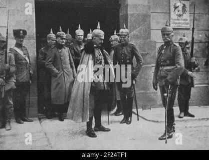 Una foto d'epoca del Kaiser Wilhelm II tedesco in uniforme militare con lo staff generale dell'esercito in Galizia Ucraina sul fronte orientale durante la prima guerra mondiale del 1915 circa durante il conflitto con l'esercito imperiale russo Foto Stock