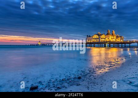 Dawn al bel mare del Molo di Sellin sull isola di Ruegen, Germania Foto Stock