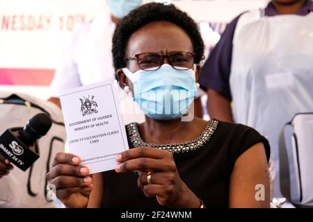 (210310) -- KAMPALA, 10 marzo 2021 (Xinhua) -- il Ministro della Salute dell'Uganda Jane Ruth Aceng mostra la sua carta di vaccinazione dopo aver ricevuto un vaccino COVID-19 durante il lancio della campagna di vaccinazione all'Ospedale specializzato Donne e neonatali Mulago di Kampala, Uganda, 10 marzo 2021. L'Uganda ha lanciato mercoledì la prima fase della campagna di vaccinazione COVID-19 rivolta ai gruppi ad alto rischio del paese dell'Africa orientale. (Foto di Hajarah Nalwadda/Xinhua) Foto Stock