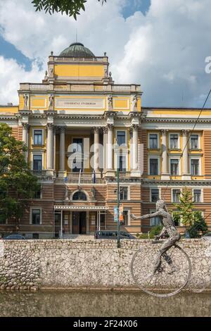 Sarajevo, Bosnia-Erzegovina - 28 agosto 2019: Università di Sarajevo Facoltà di giurisprudenza e scultura (progettato da Enes SIVAC nel 1993) che si affaccia sul Foto Stock