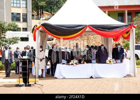 (210310) -- KAMPALA, 10 marzo 2021 (Xinhua) -- funzionari governativi ugandesi, rappresentanti dell'Organizzazione Mondiale della Sanità e diplomatici partecipano alla cerimonia di lancio della campagna di vaccinazione COVID-19 presso l'Ospedale specializzato Donne e neonati di Mulago a Kampala, Uganda, 10 marzo 2021. L'Uganda ha lanciato mercoledì la prima fase della campagna di vaccinazione COVID-19 rivolta ai gruppi ad alto rischio del paese dell'Africa orientale. (Foto di Hajarah Nalwadda/Xinhua) Foto Stock