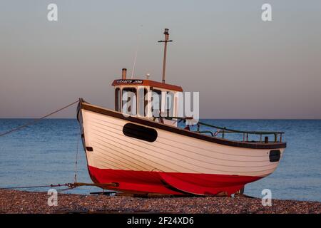 DUNGENESS, KENT/UK   17 dicembre : Barche da pesca sulla spiaggia di Dungeness nel Kent sul dicembre 17, 2008 Foto Stock