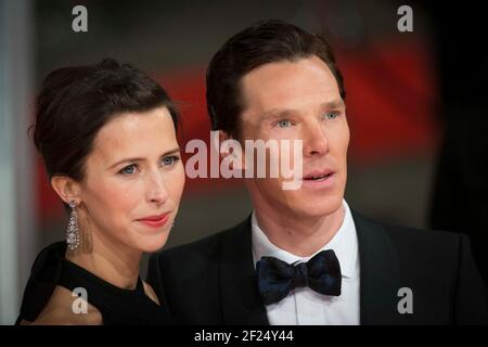 Benedetto Cumberbatch e la moglie Sophie Irene Hunter partecipano all'EE British Academy Film Awards 2015, presso la Royal Opera House di Covent Garden - Londra Foto Stock
