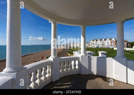 Vista da un colonnato nella motivazione del De La Warr Pavilion Foto Stock