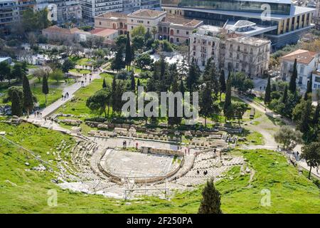 Atene, Grecia - FEB 16, 2020 - Vista panoramica del Teatro di Dioniso ai piedi dell'Acropoli di Atene, Grecia. Foto Stock