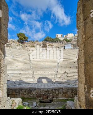 Atene, Grecia - 16 FEBBRAIO 2020 - Teatro delle rovine di Dioniso, Acropoli, Atene, Grecia Foto Stock