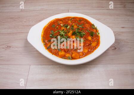 Fast food tradizionale dell'India del Nord chiamato Chola Bhadatura o Chole Bhature preferito in tutti i pasti colazione, pranzo e cena Foto Stock