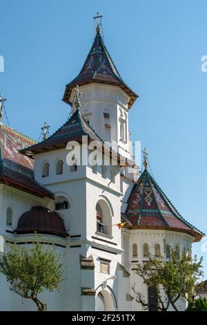 CAMPULUNG MOLDOVENESC, TRANSILVANIA/ROMANIA - SETTEMBRE 18 : Vista esterna della Cattedrale dell'Assunzione a Campulung Moldovenesc Foto Stock